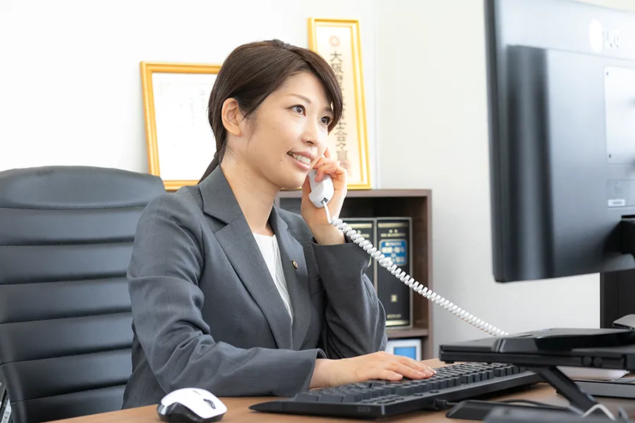 受電対応をしている恩知先生の写真